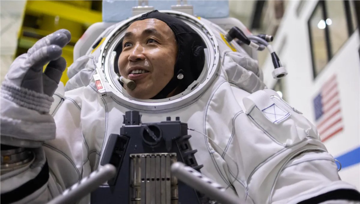 Axiom Space's Next-Gen Spacesuit is Crew Tested for 1st Time in NASA's Neutral Buoyancy Lab  Axiom Space &copy;