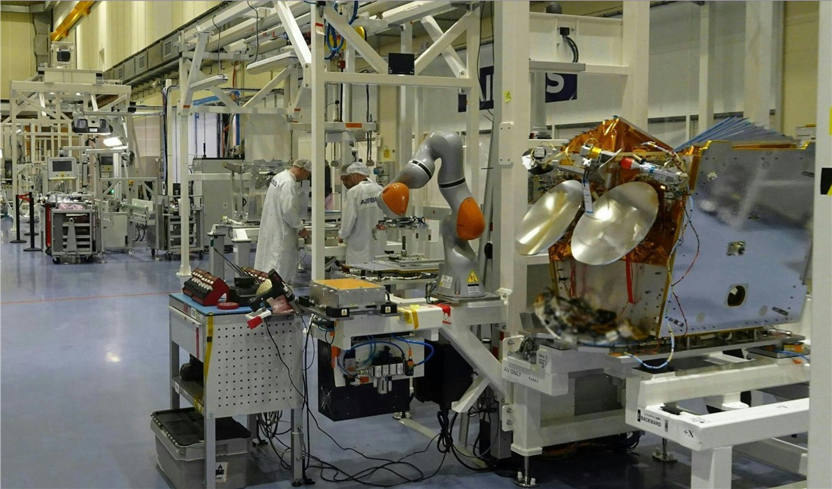 Airbus Awarded Eutelsat Contract for Further 340 LEO OneWeb Satellites  Airbus Defence and Space &copy;