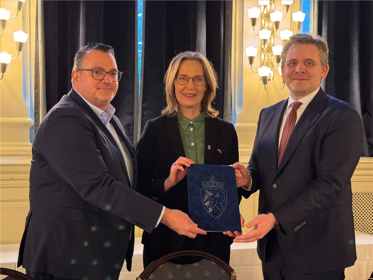 Contract Signing in Oslo: Norway Increases Order by 2 More to Now 6 Class 212CD Submarines  thyssenkrupp Marine System &copy;