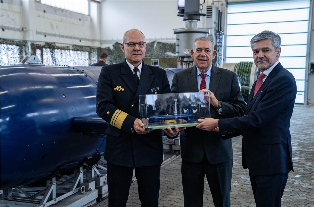 Autonomous Underwater Vehicle Bluewhale Handed Over to German Navy  Bundeswehr / Stamm &copy;
